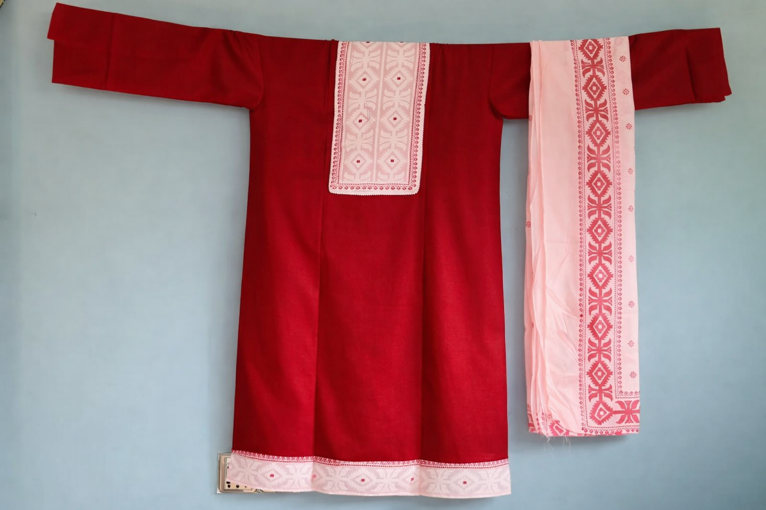 লাল আকর্ষণীয় এম্ব্রয়ডারি করা থ্রি-পিস – প্রিমিয়াম কটন কালেকশন