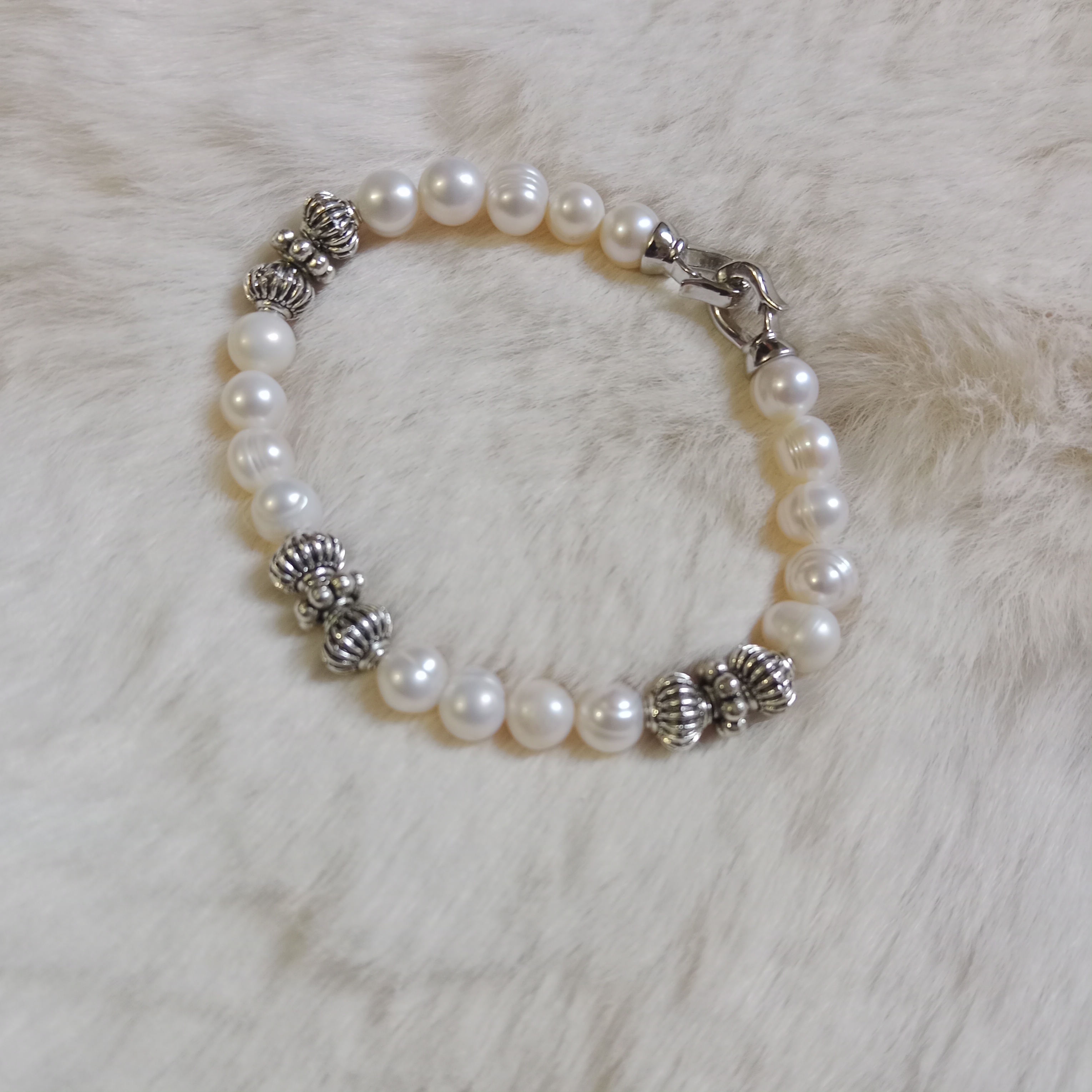 Pearl Bracelet with Exclusive Lock system_img_1