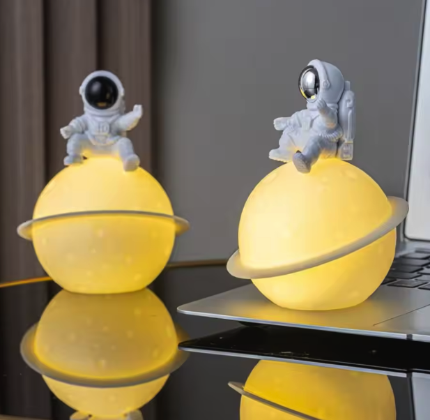 Astronaut-themed LED night light with 3D moon design - Battery Operated_img_1
