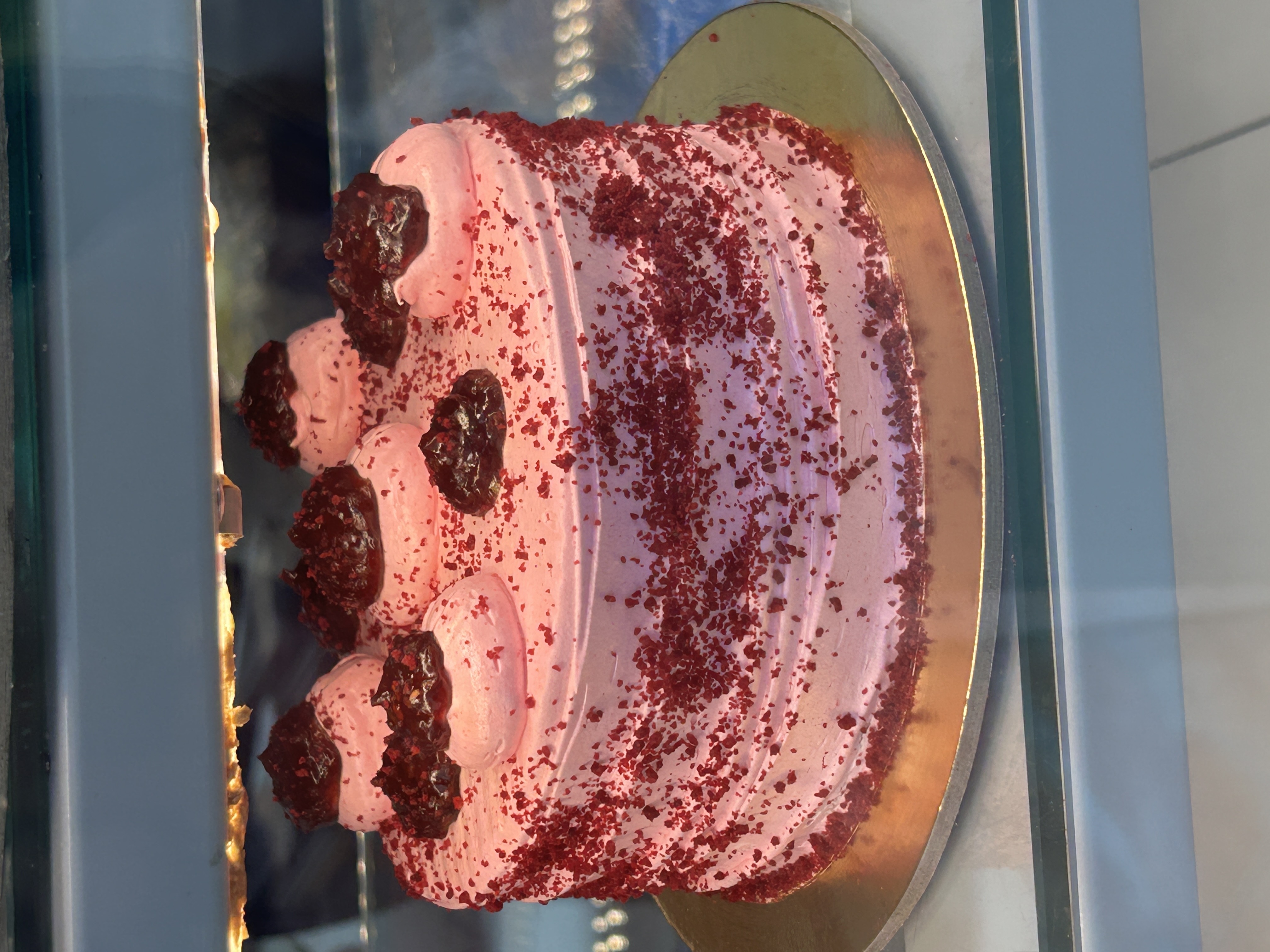 Red velvet with  strawberry cake (mini)
