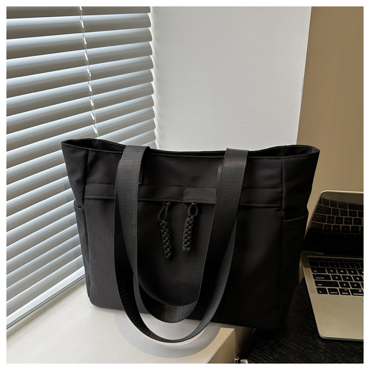 Solid tote bag