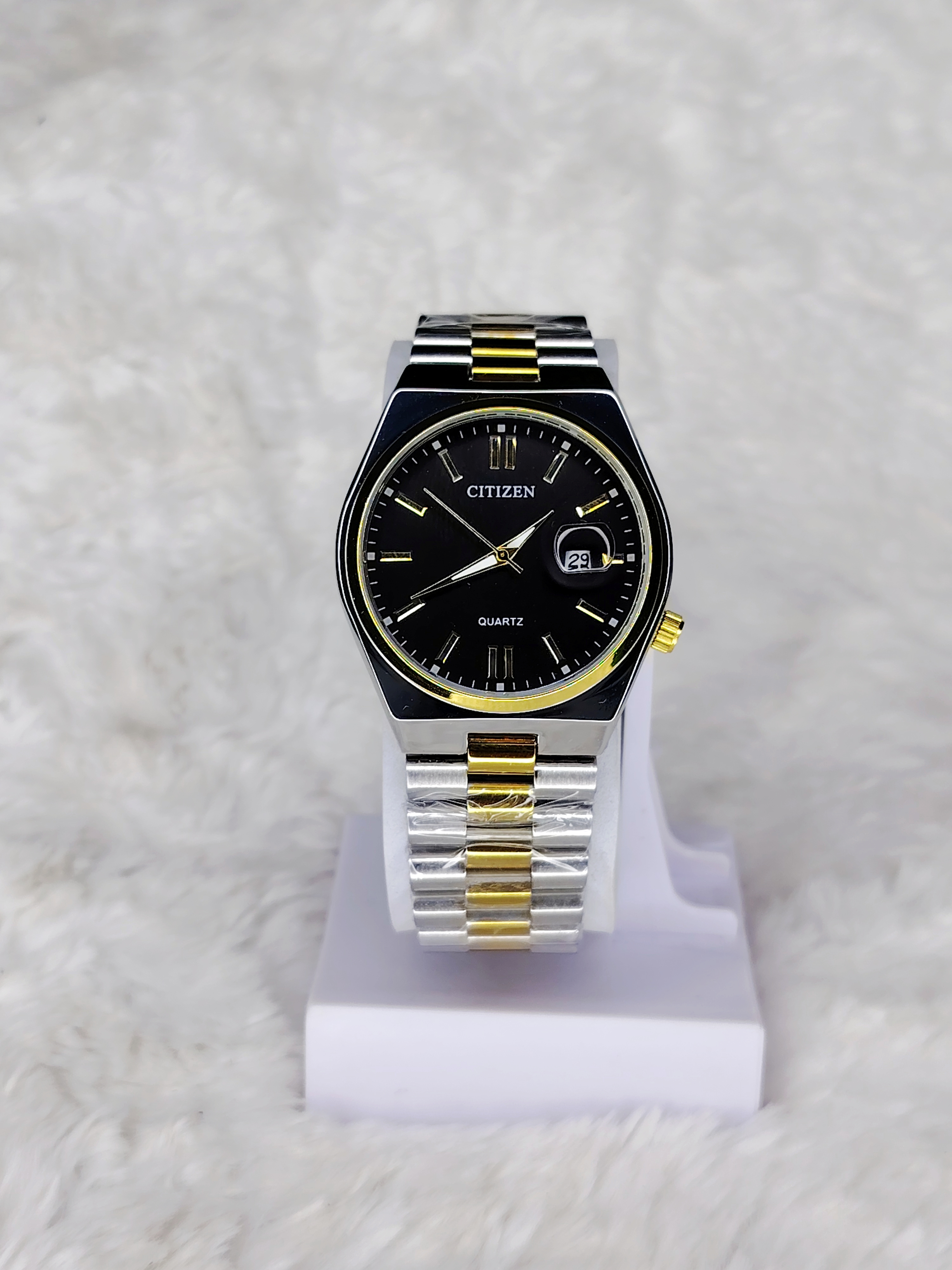 Citizen Quartz watch with a two-tone design_img_0