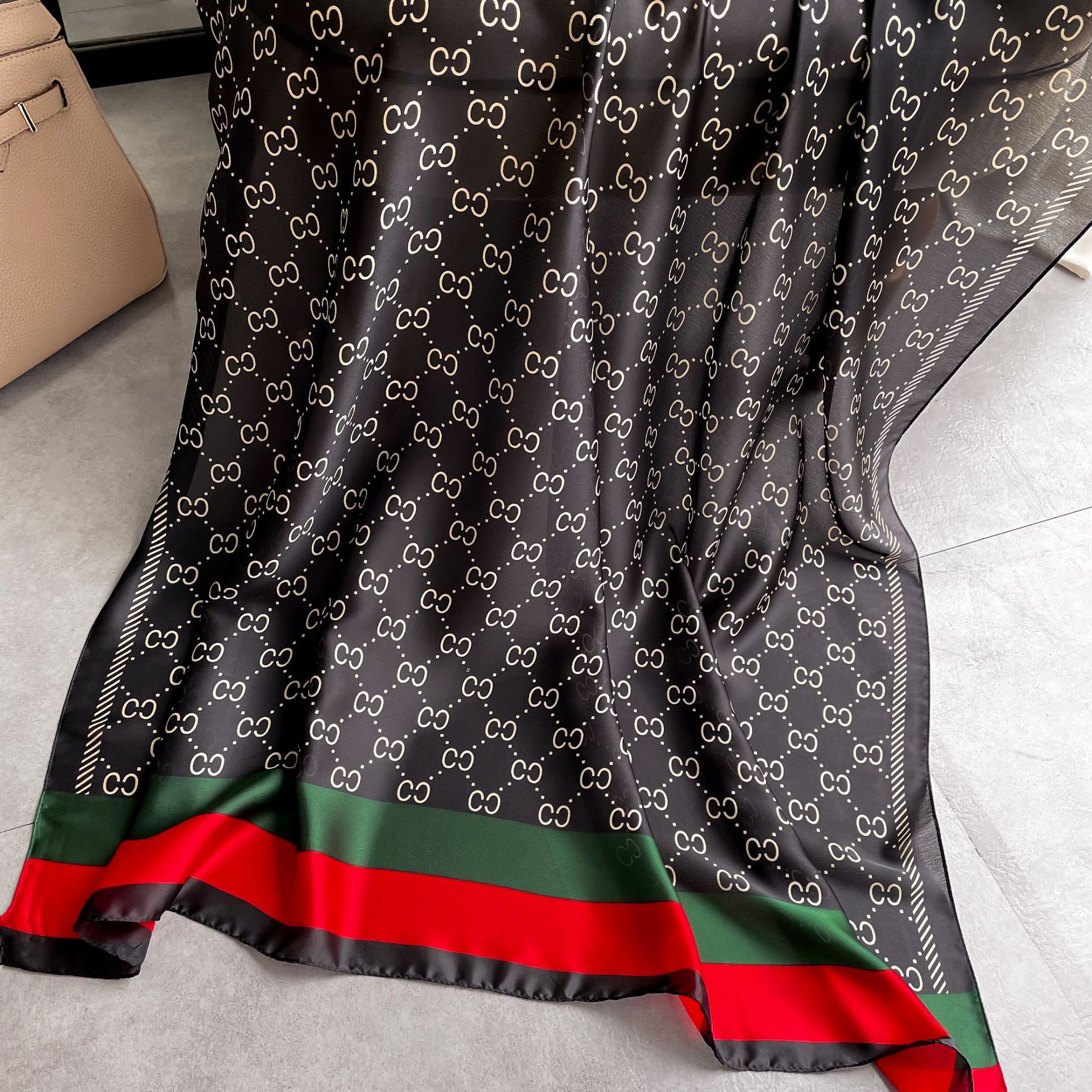 Guc*i silk scarf 🧣