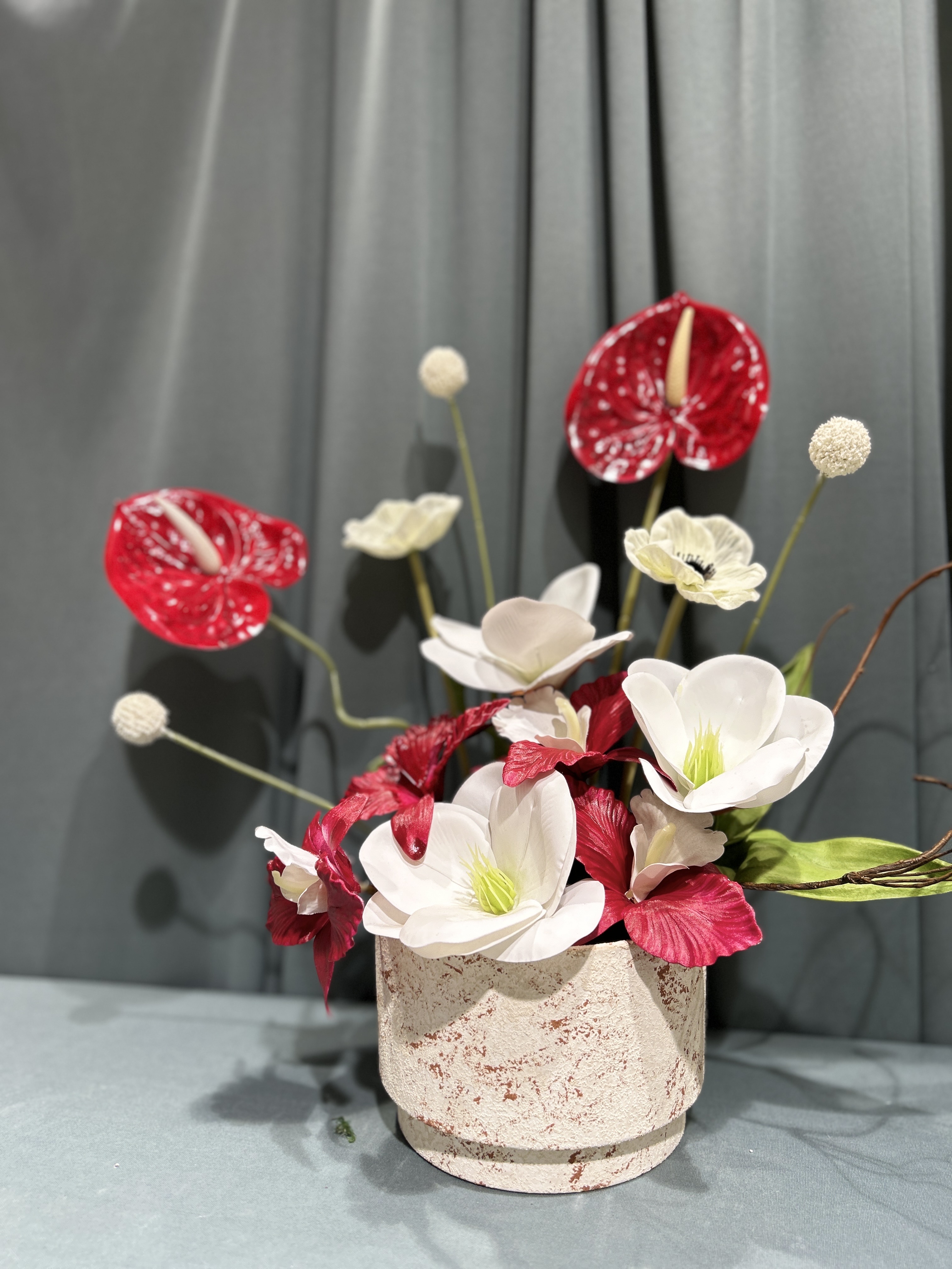 Artificial flowers vase Red and white multiple type